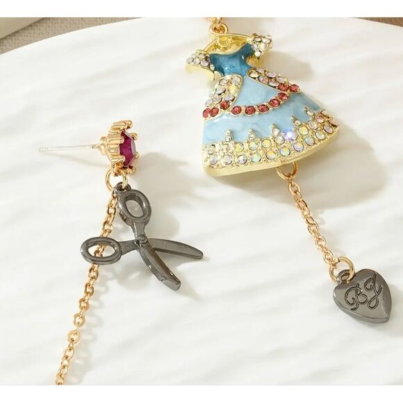 🩵 Betsey Johnson unique mismatched seamstress/dressmaker dangle earrings 🩵 - Picture 2 of 6